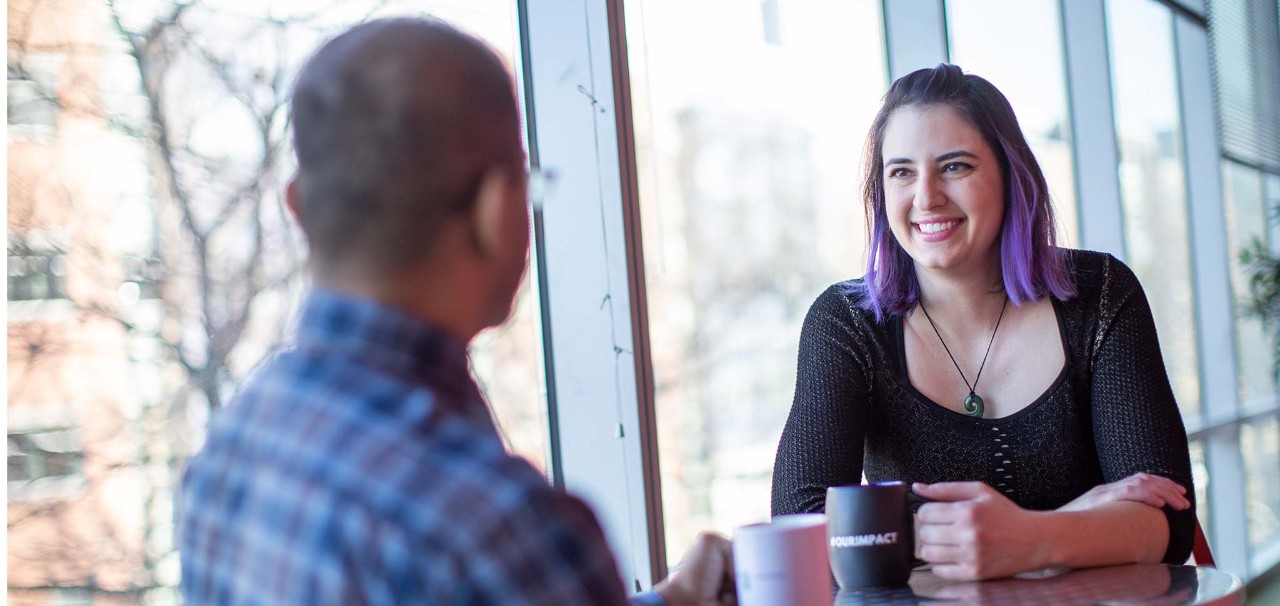 Photo de deux employés en pleine conversation