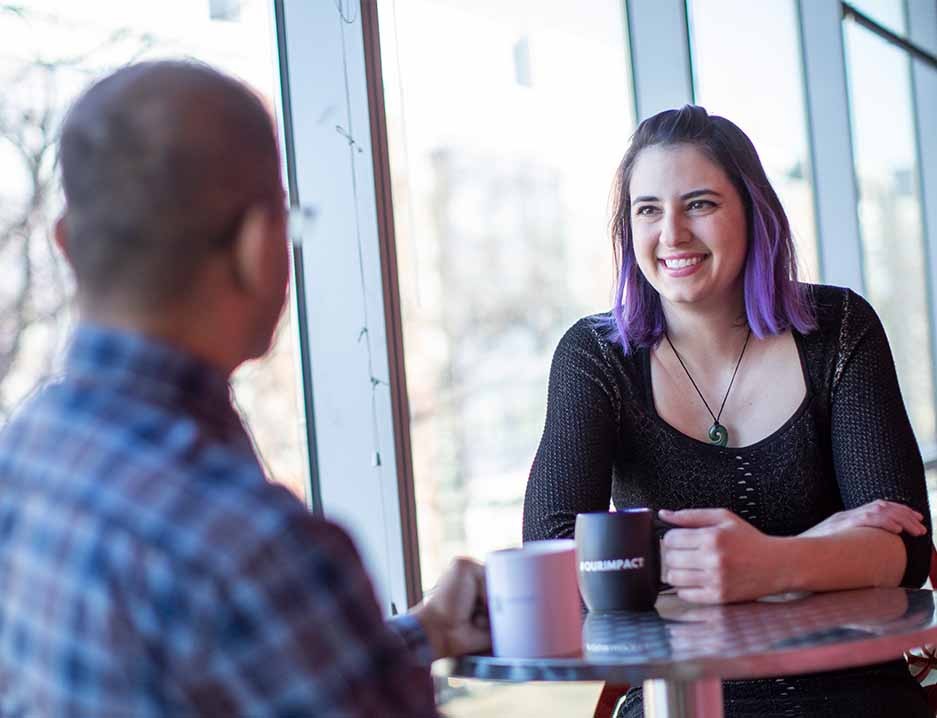 Photo de deux employés en pleine conversation